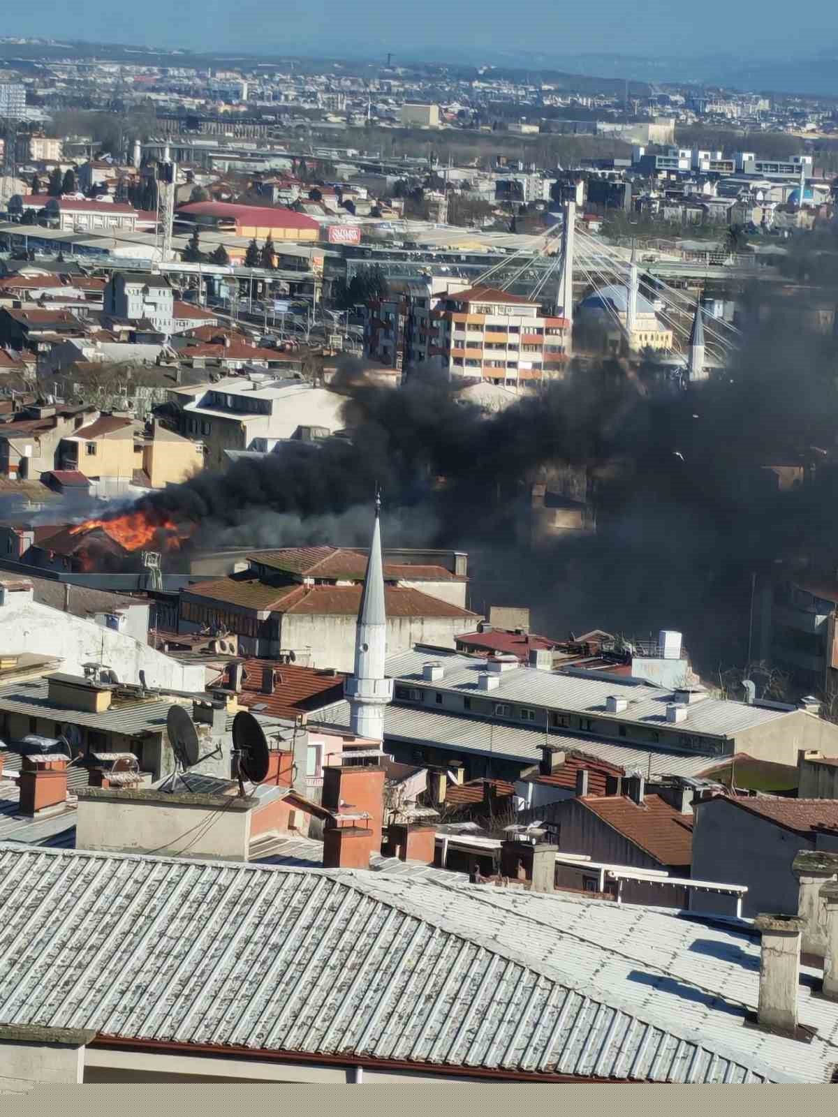 Şehir merkezinde korku dolu anlar: Depo yandı, dumandan göz gözü görmedi
