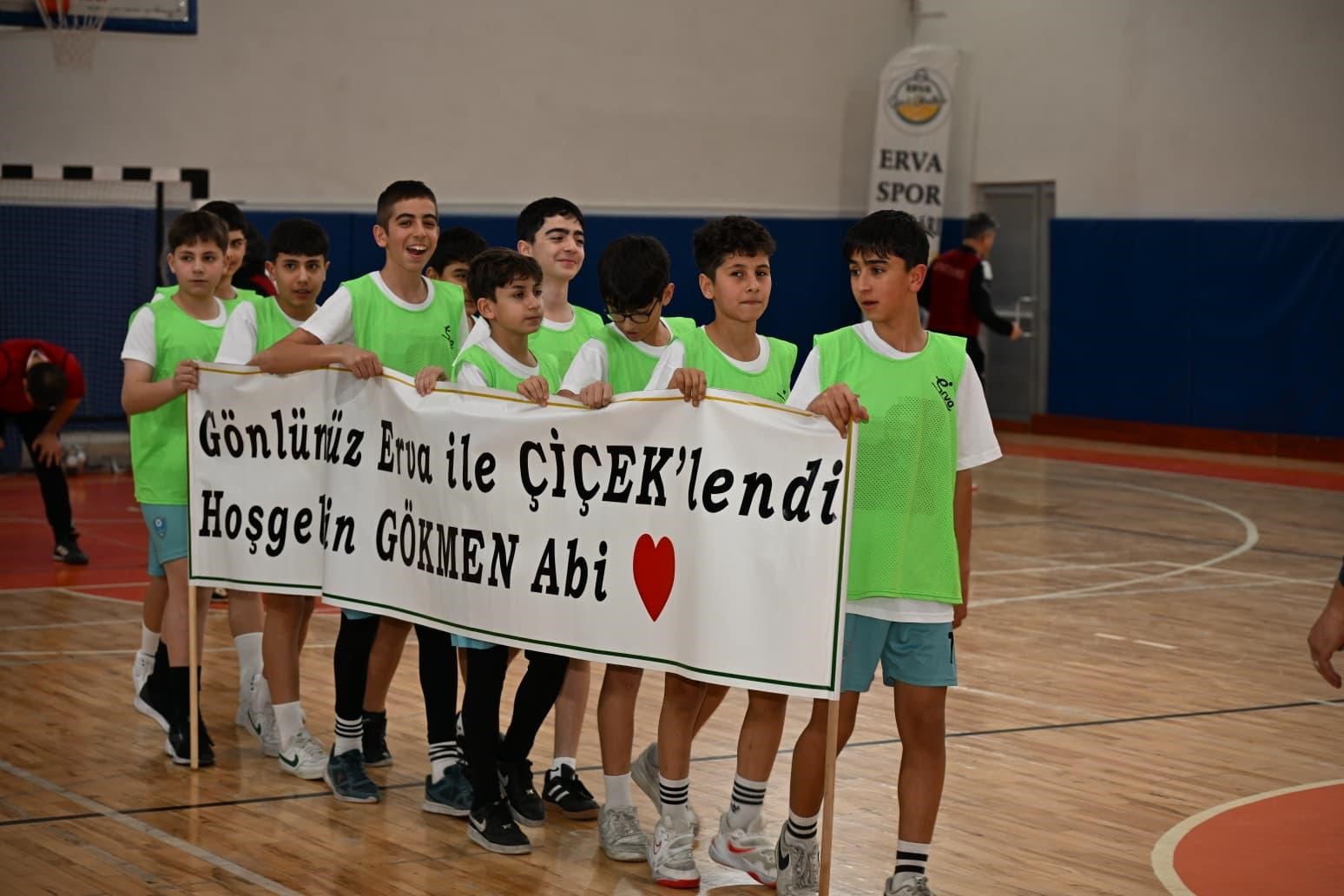 Şehir protokolü ile ERVA Sporcuları futbol maçında karşı karşıya geldi
