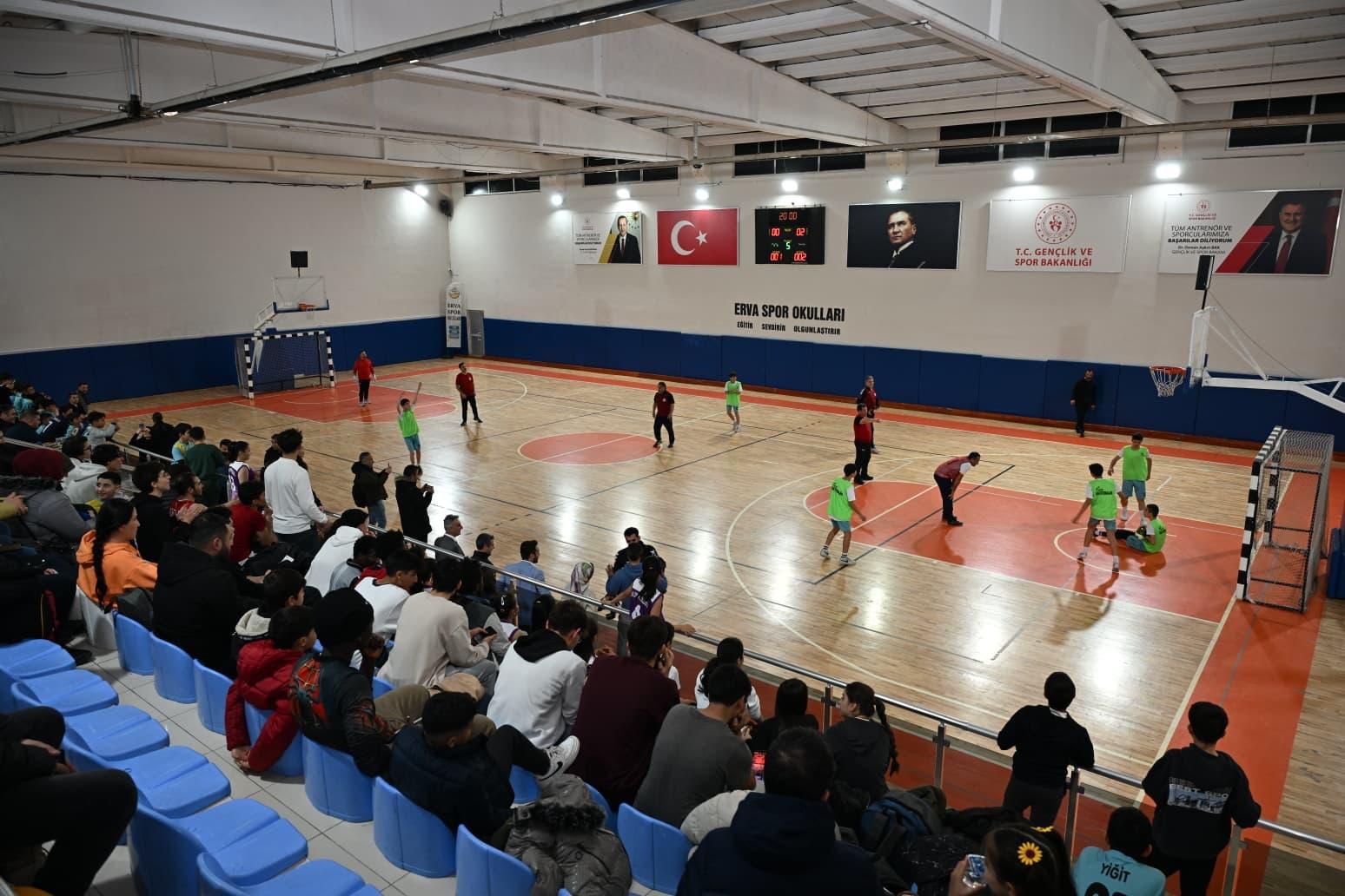 Şehir protokolü ile ERVA Sporcuları futbol maçında karşı karşıya geldi

