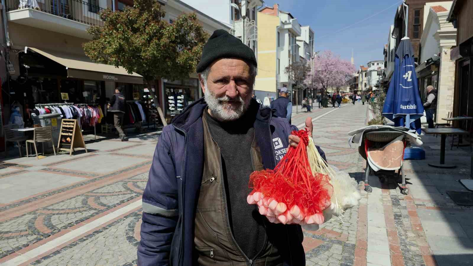 Şehir şehir dolaşarak kokulu kaya tuzu satıyor
