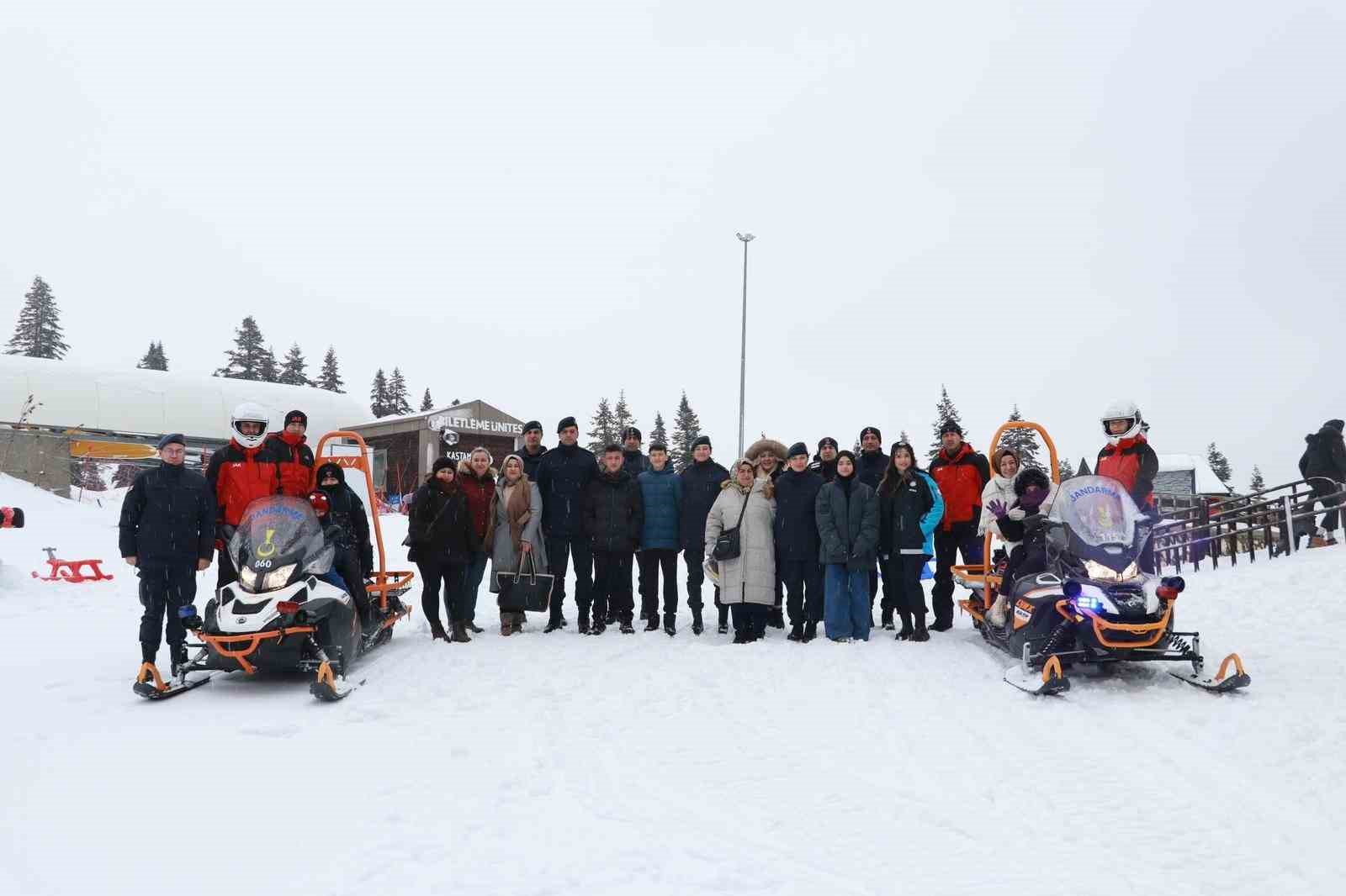 Şehit aileleri ve çocukları karın tadını jandarma ekipleriyle çıkardı
