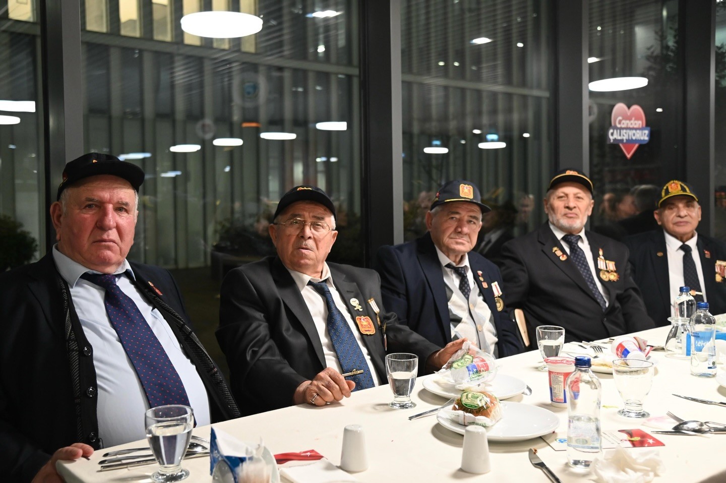 Şehit aileleri ve gaziler iftarda buluştu
Şehit aileleri ve gaziler iftarda buluştu