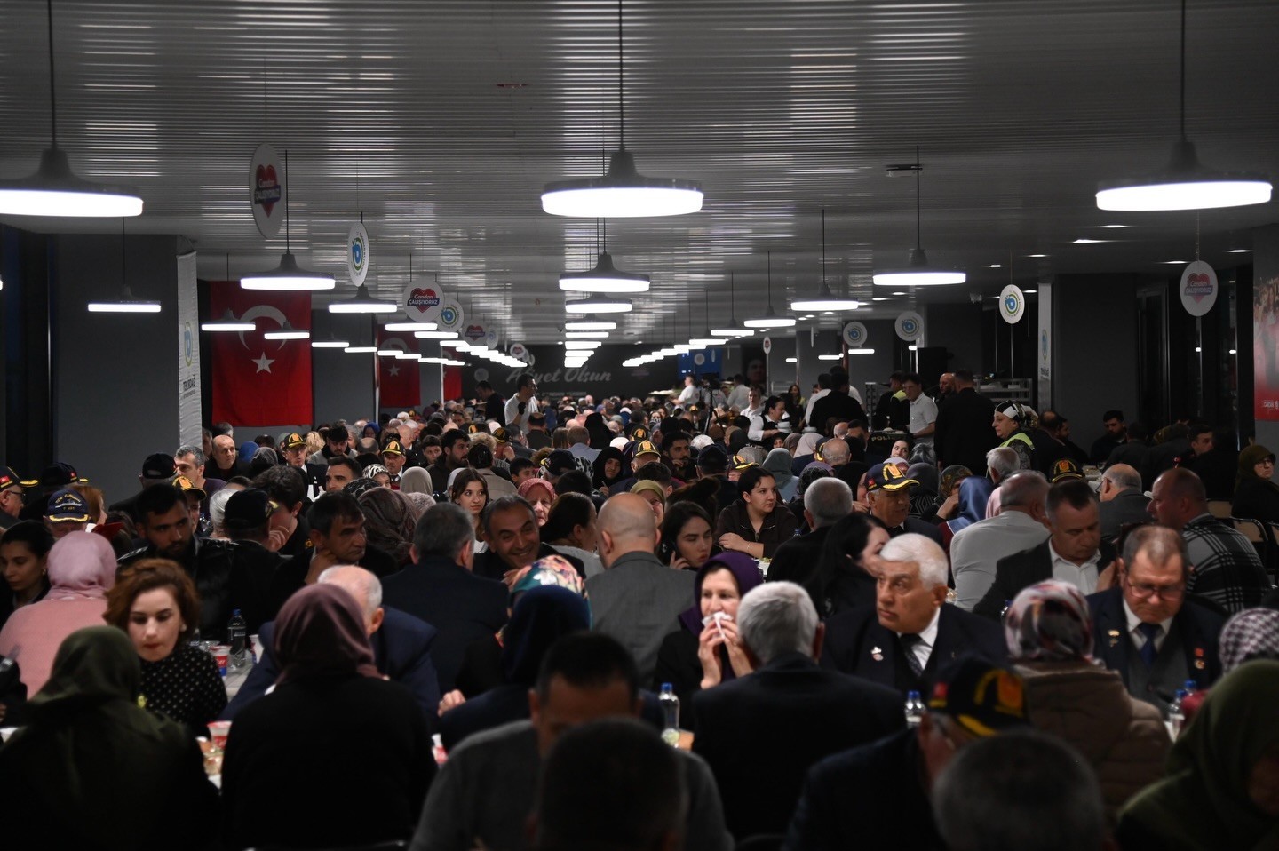 Şehit aileleri ve gaziler iftarda buluştu
Şehit aileleri ve gaziler iftarda buluştu