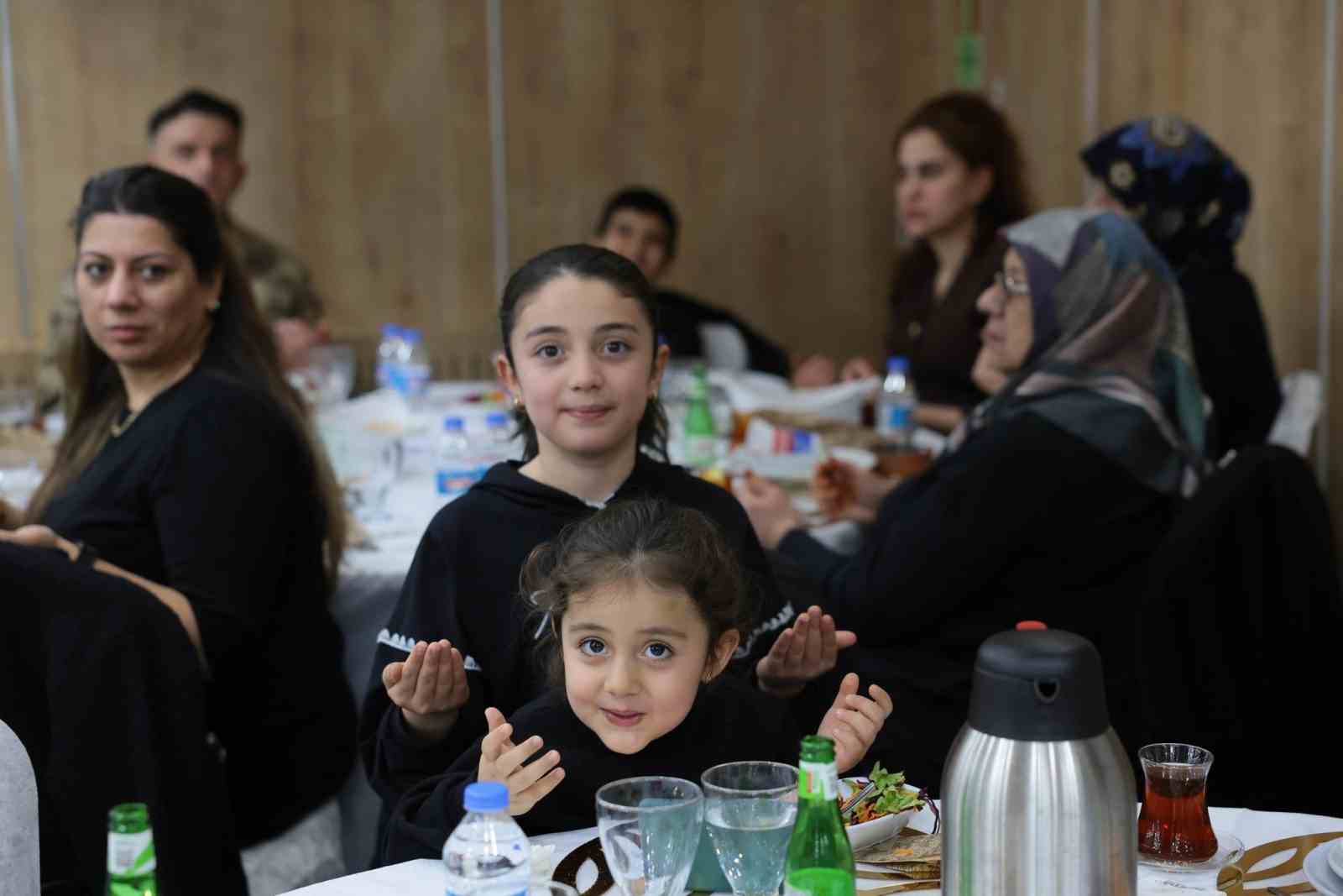 Şehit aileleri ve gaziler onuruna iftar programı düzenlendi

