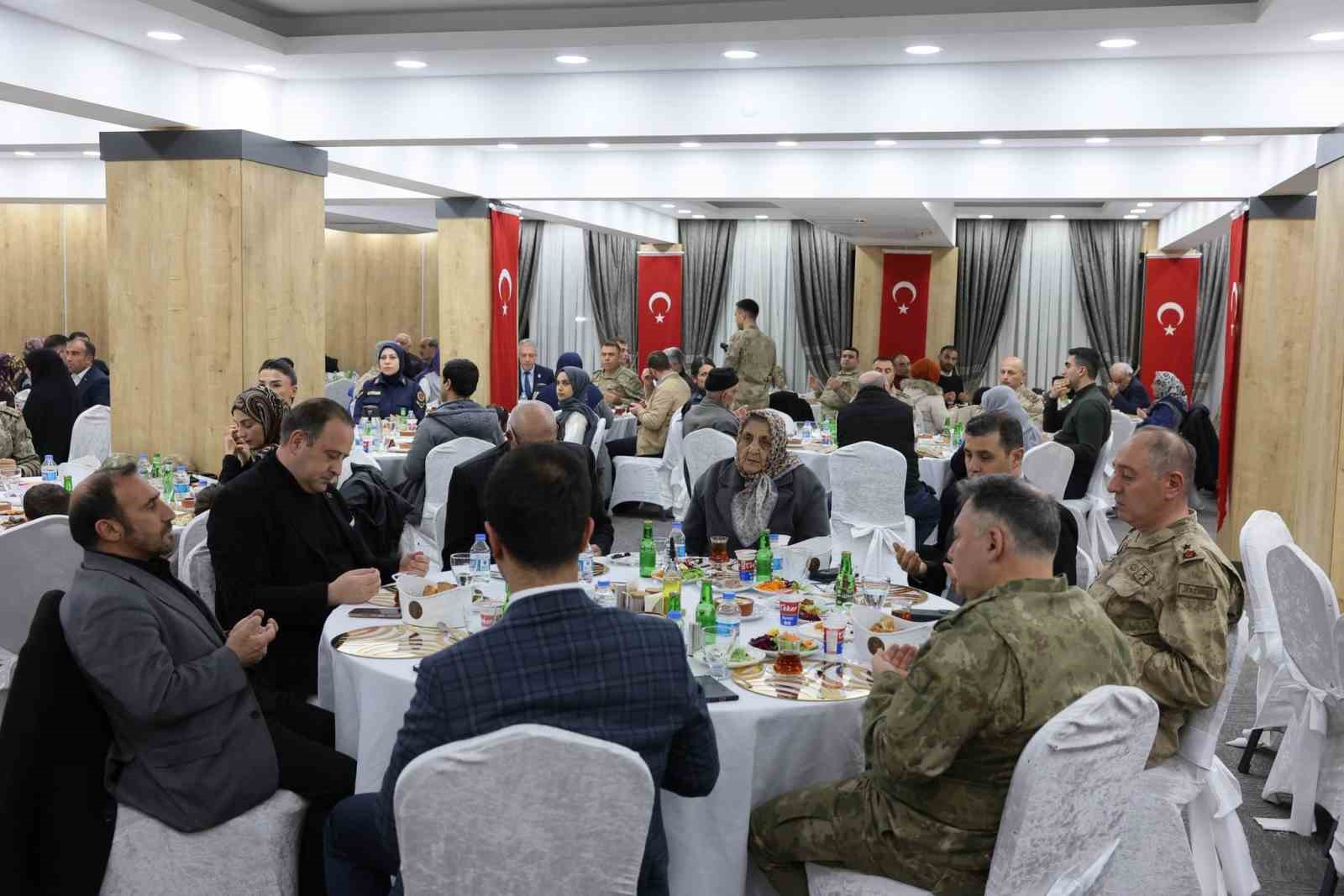 Şehit aileleri ve gaziler onuruna iftar programı düzenlendi
