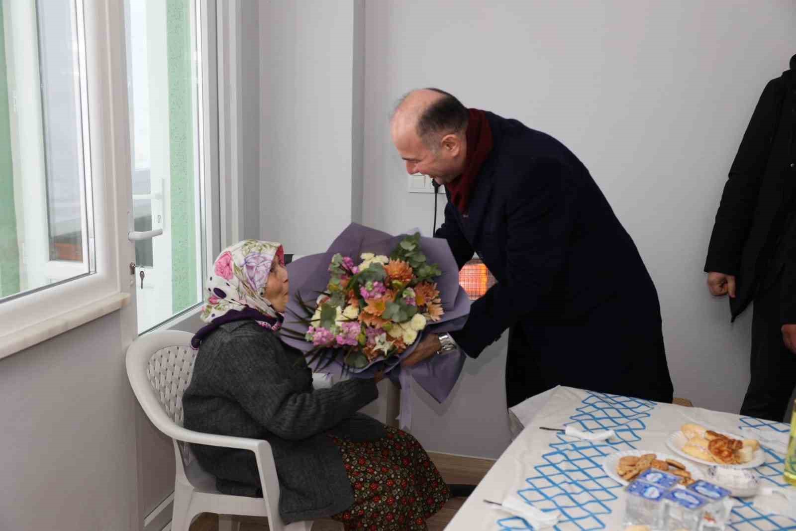 Şehit ailesi harabe köy evinden kurtuldu, yeni yuvalarına kavuştu
