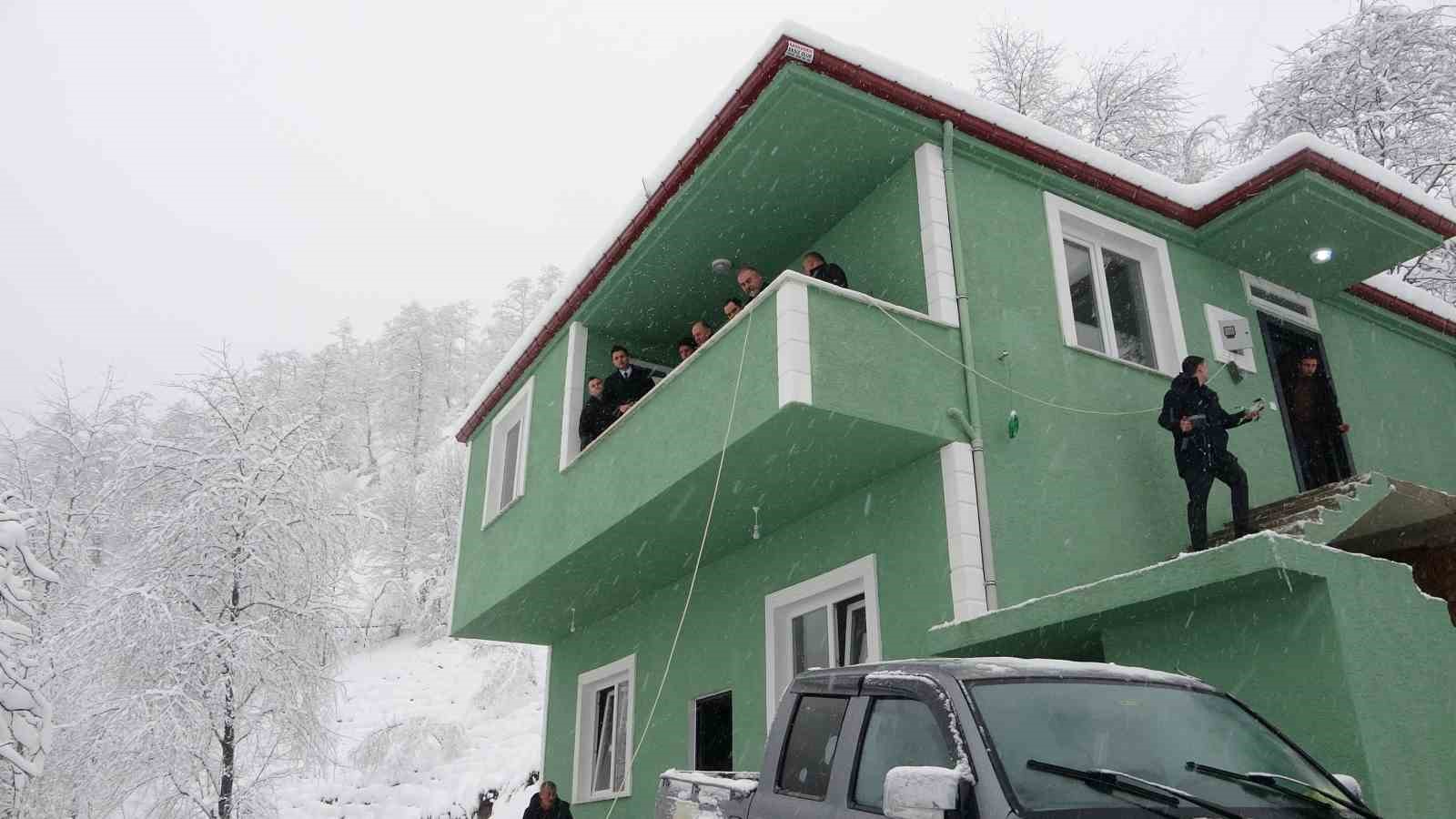 Şehit ailesi harabe köy evinden kurtuldu, yeni yuvalarına kavuştu
