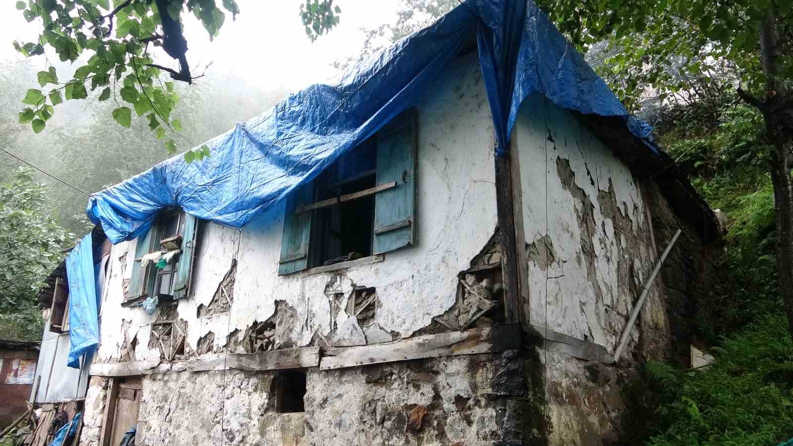 Şehit ailesi harabe köy evinden kurtuldu, yeni yuvalarına kavuştu
