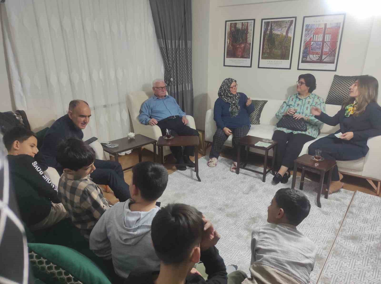 Şehit ailesi ile devlet korumasındaki çocuklar aynı sofrada buluştu
