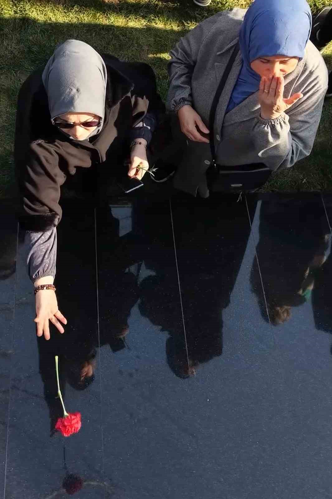 Şehit annelerinin evlat özlemi yürekleri dağladı: Fotoğraflarına bakıp dua ettiler
