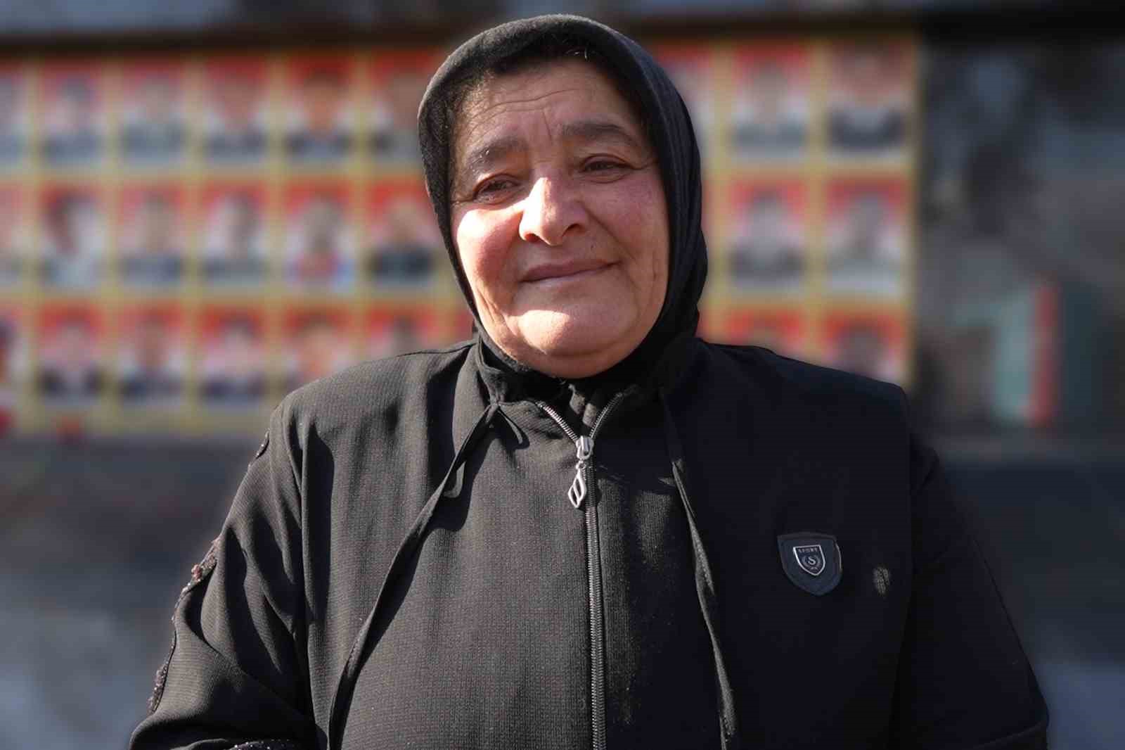 Şehit annelerinin evlat özlemi yürekleri dağladı: Fotoğraflarına bakıp dua ettiler
