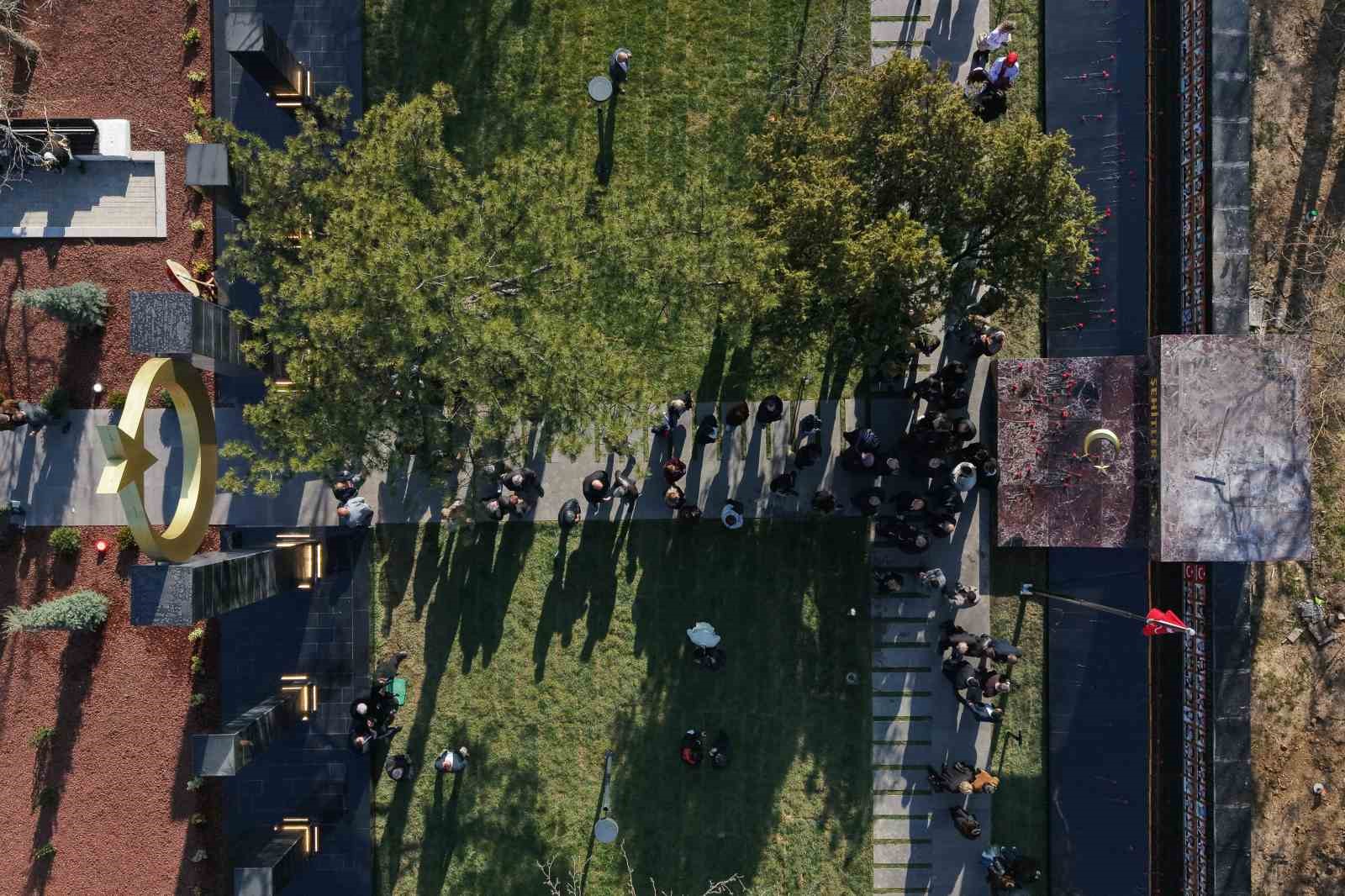 Şehit annelerinin evlat özlemi yürekleri dağladı: Fotoğraflarına bakıp dua ettiler
