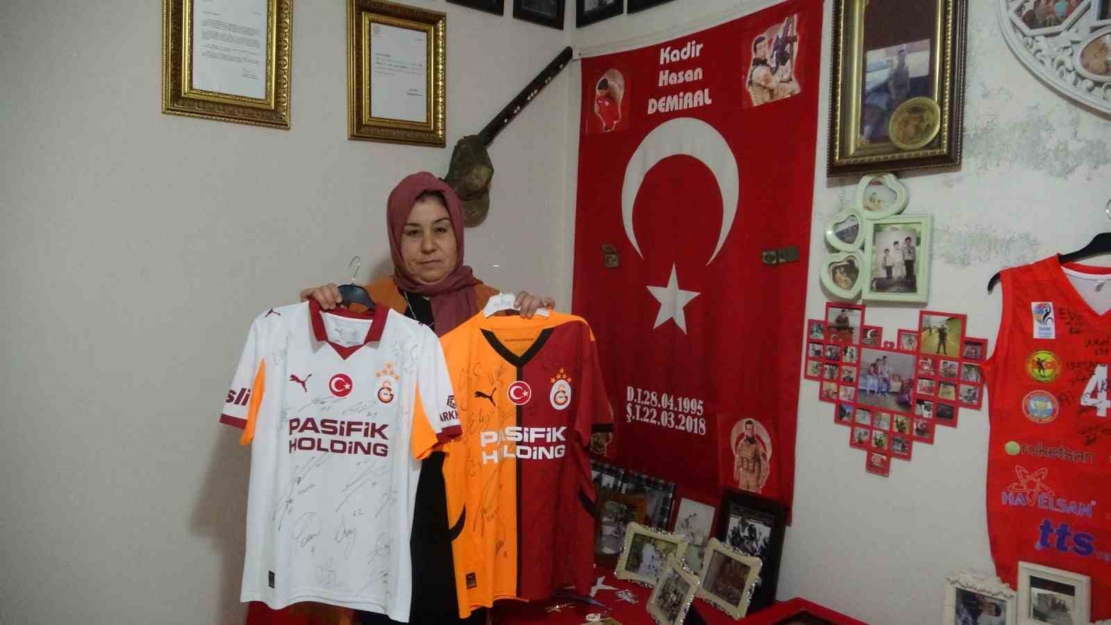 Şehit annesinin Galatasaray forması isteği yerine getirildi
