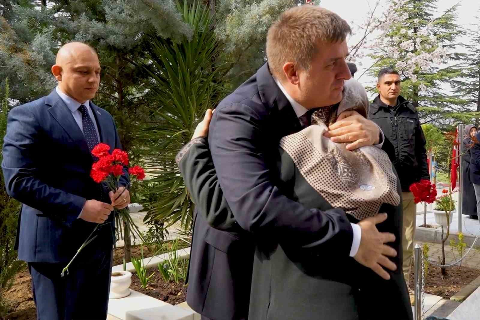 Şehit annesinin sözleri yürekleri burktu, Vali gözyaşlarını tutamadı
