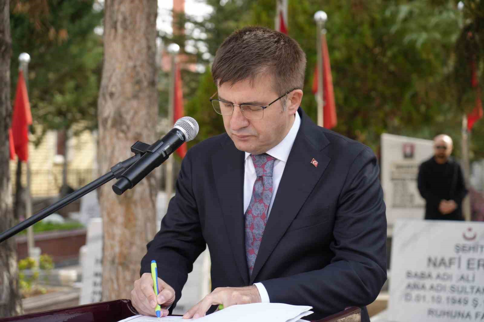 Şehit annesinin sözleri yürekleri burktu, Vali gözyaşlarını tutamadı
