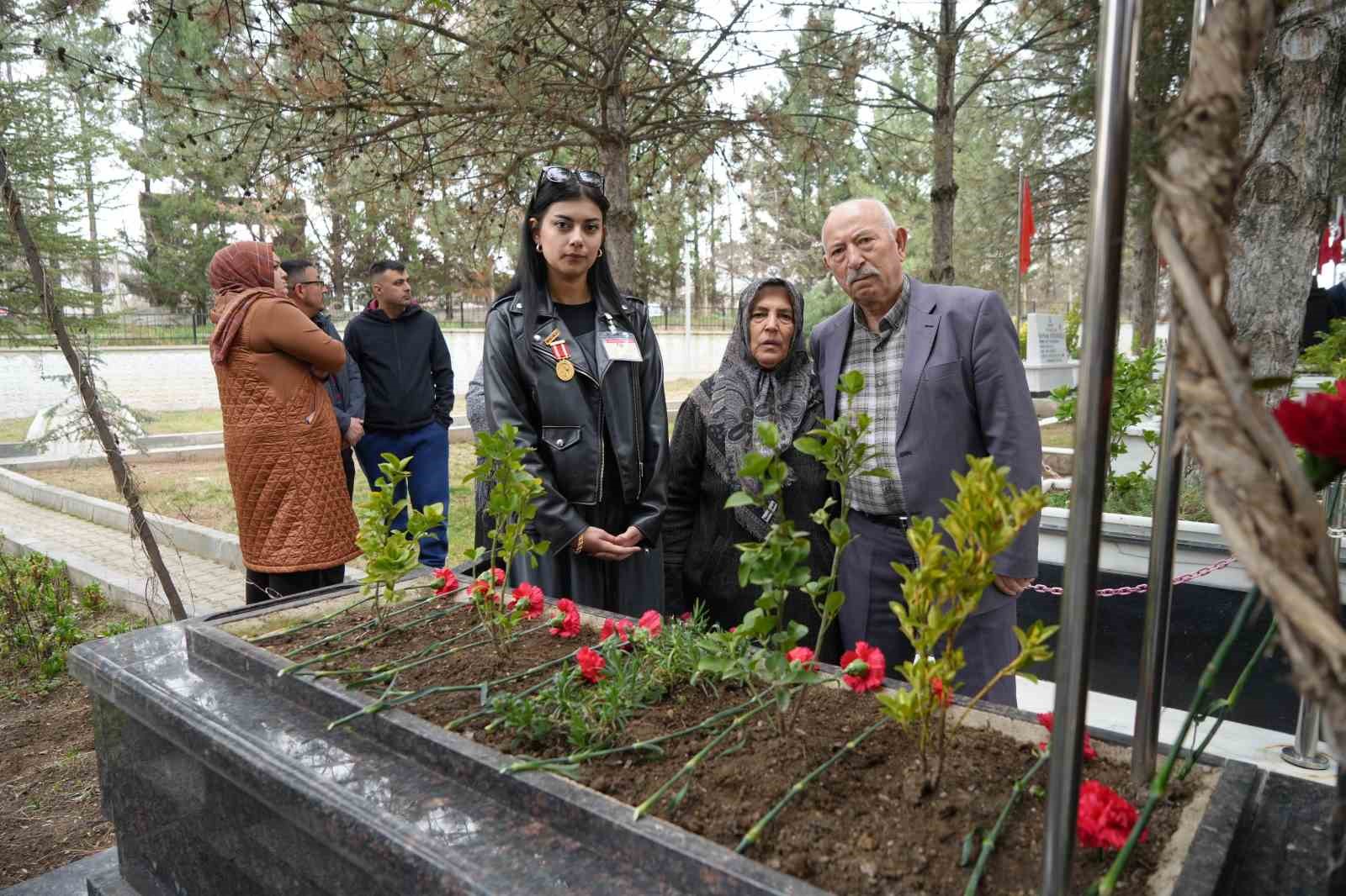 Şehit annesinin sözleri yürekleri burktu, Vali gözyaşlarını tutamadı
