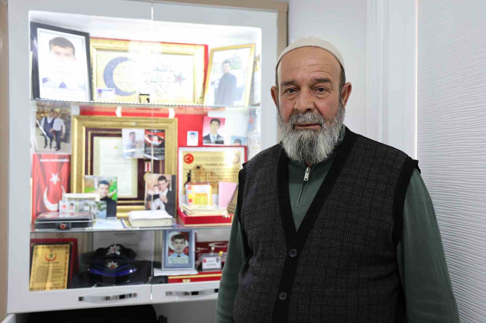 Şehit babası oğlundan kalan koleksiyona gözü gibi bakıyor
Şehit babası oğlundan kalan koleksiyona gözü gibi bakıyor