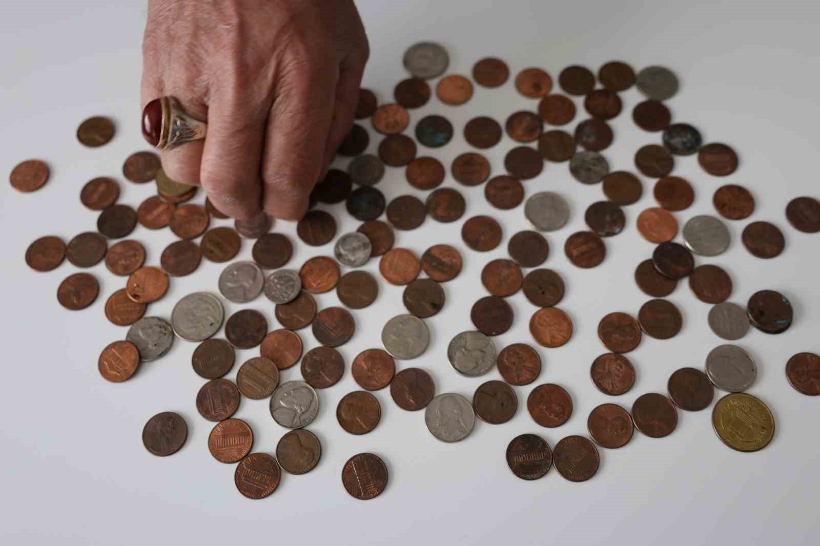 Şehit babası oğlundan kalan koleksiyona gözü gibi bakıyor
Şehit babası oğlundan kalan koleksiyona gözü gibi bakıyor