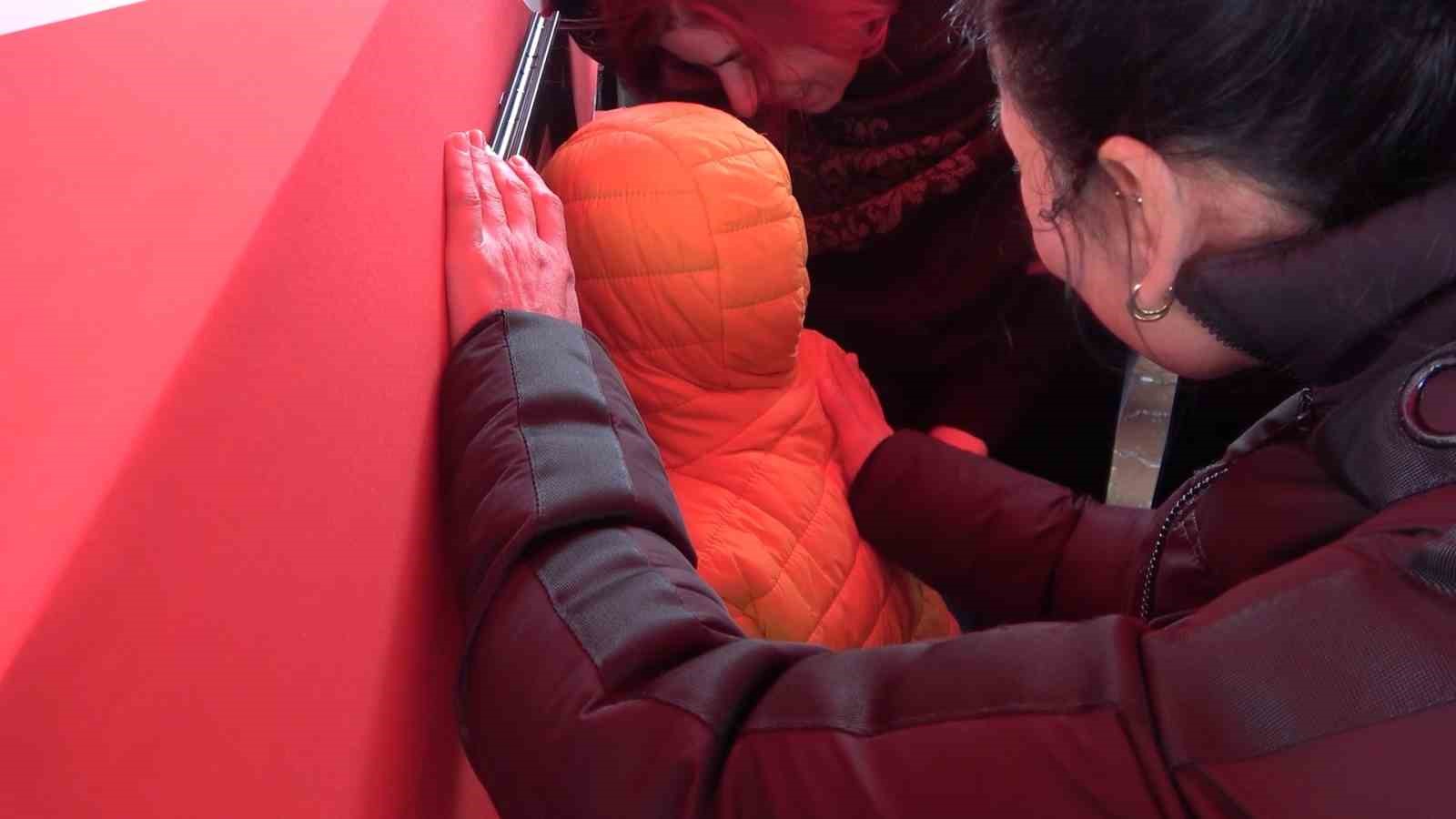 Şehit babaya son dokunuş: Yürek yakan veda
Şehit babaya son dokunuş: Yürek yakan veda