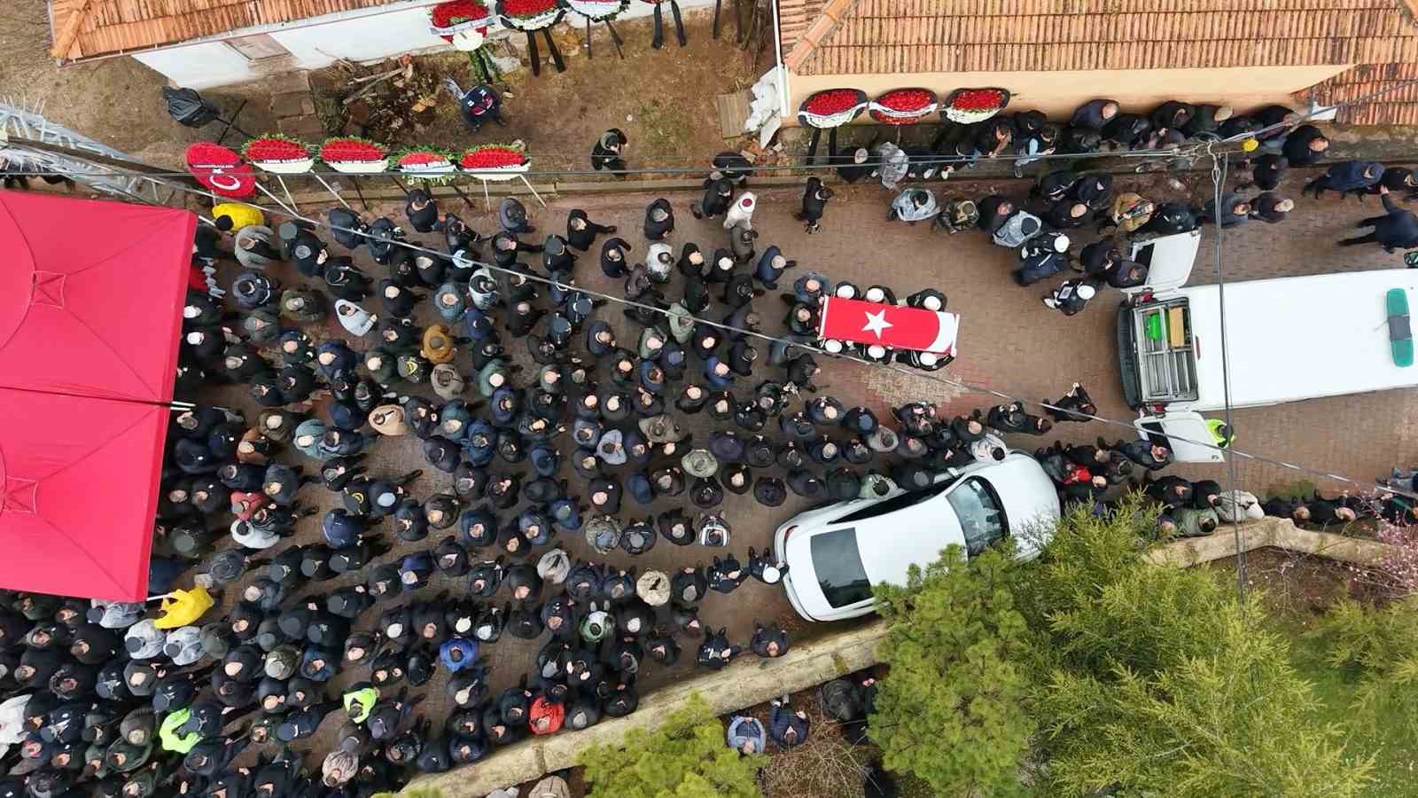 Şehit babaya son dokunuş: Yürek yakan veda
Şehit babaya son dokunuş: Yürek yakan veda