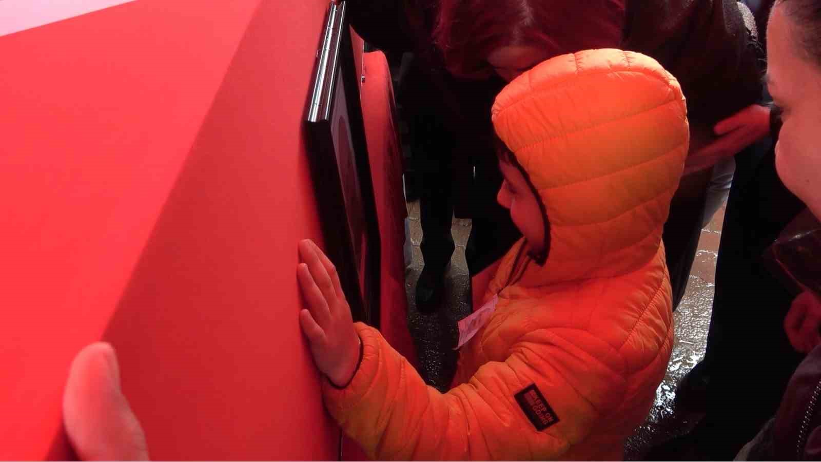 Şehit babaya son dokunuş: Yürek yakan veda
Şehit babaya son dokunuş: Yürek yakan veda