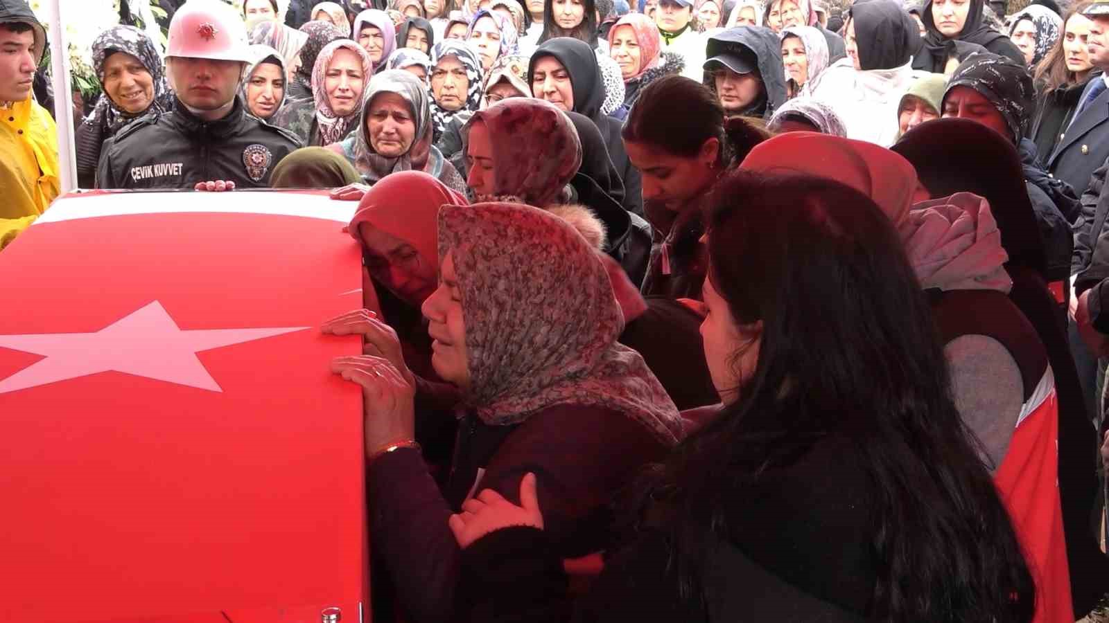 Şehit babaya son dokunuş: Yürek yakan veda
Şehit babaya son dokunuş: Yürek yakan veda