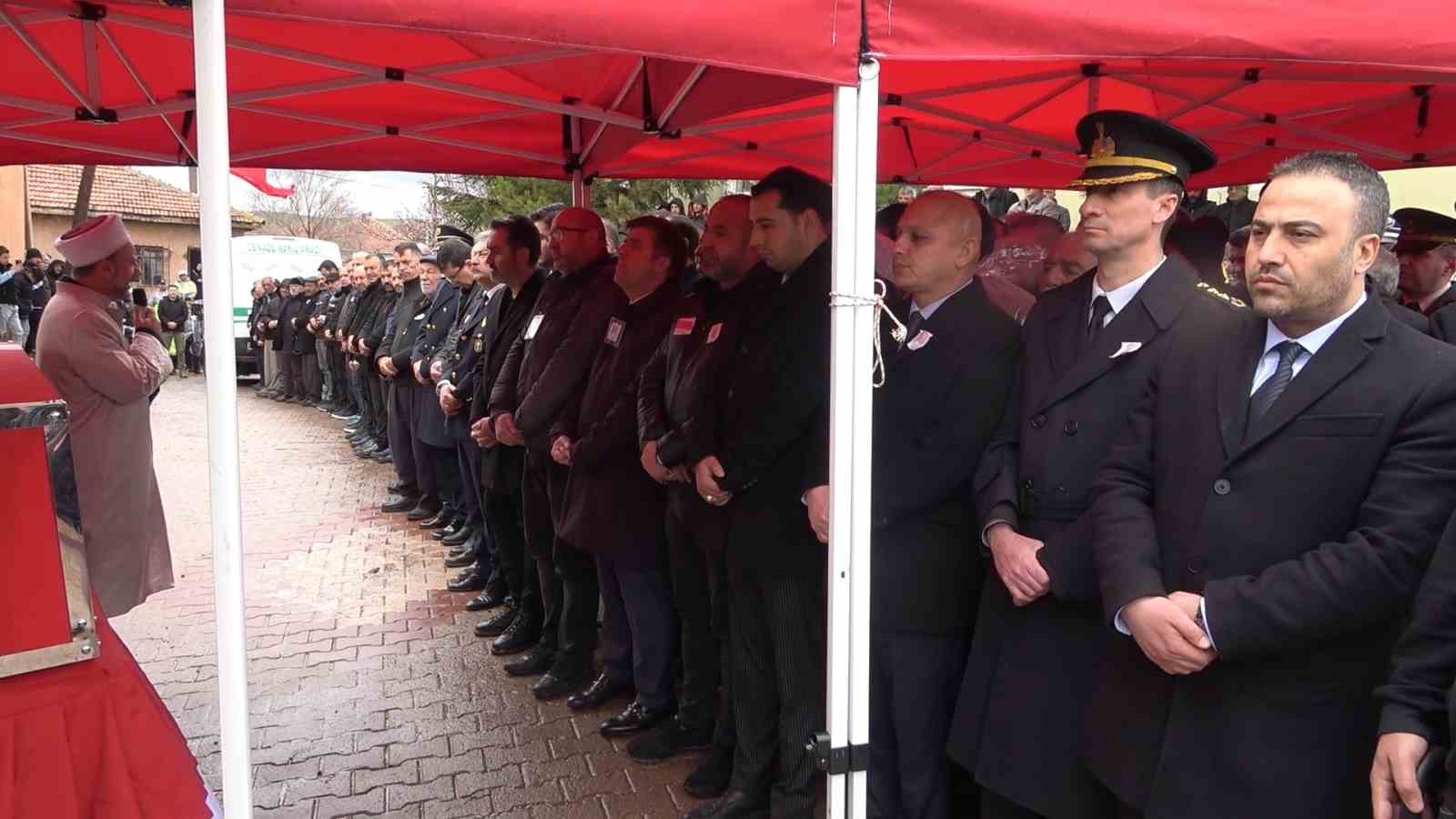 Şehit babaya son dokunuş: Yürek yakan veda
Şehit babaya son dokunuş: Yürek yakan veda