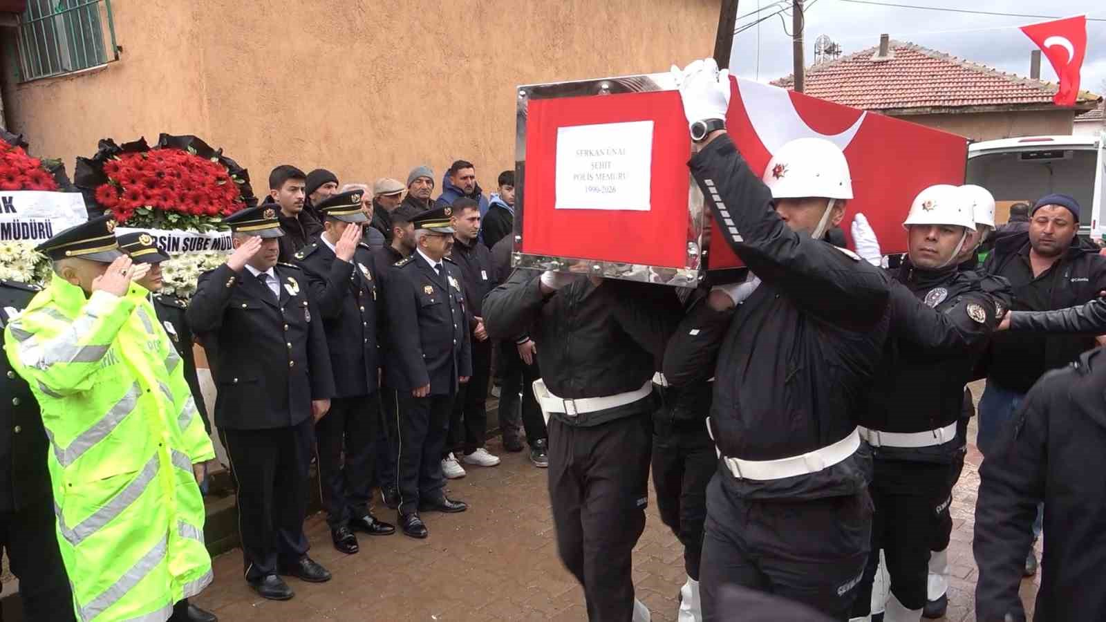 Şehit babaya son dokunuş: Yürek yakan veda
Şehit babaya son dokunuş: Yürek yakan veda