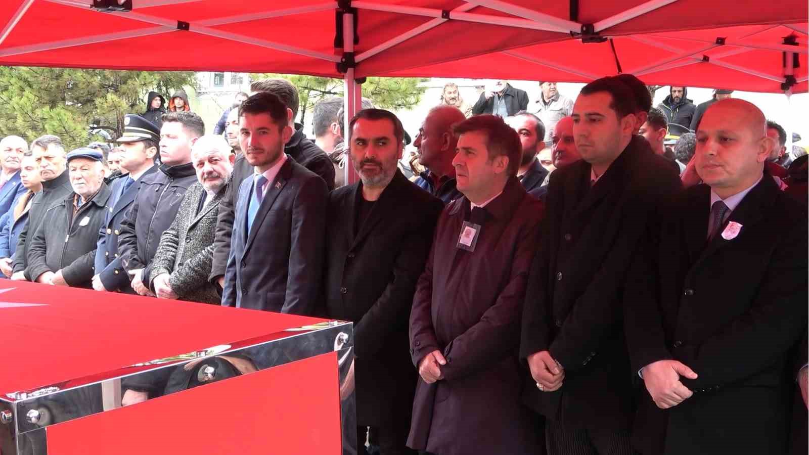 Şehit babaya son dokunuş: Yürek yakan veda
Şehit babaya son dokunuş: Yürek yakan veda