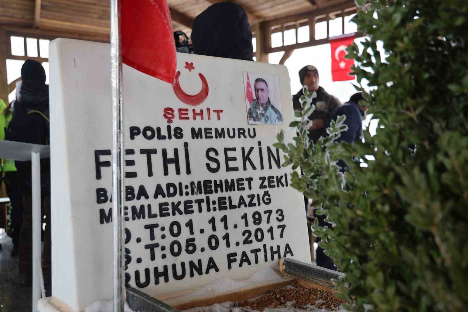 Şehit Fethi Sekin kabri başında anıldı
