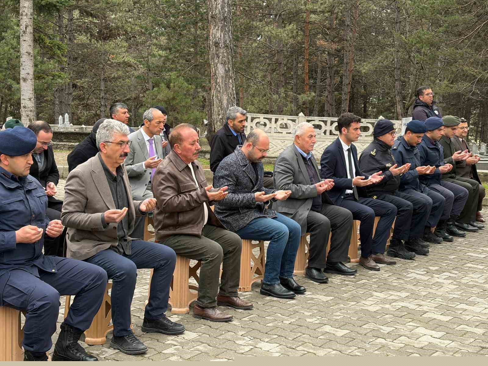 Şehit Hava Pilot Teğmen Yavuz Eracar kabri başında anıldı
