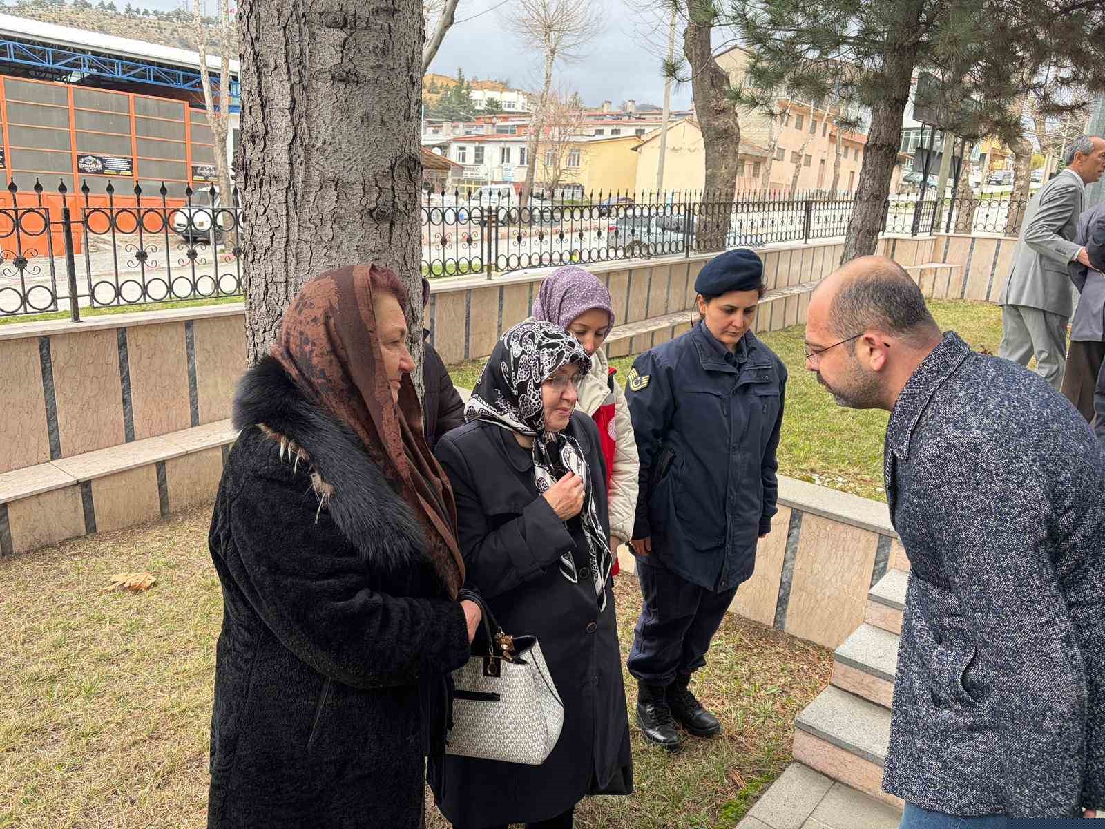 Şehit Hava Pilot Teğmen Yavuz Eracar kabri başında anıldı
