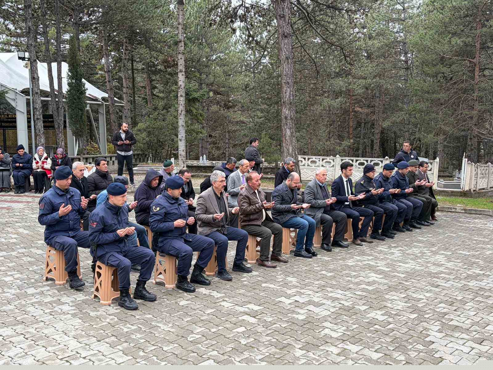 Şehit Hava Pilot Teğmen Yavuz Eracar kabri başında anıldı
