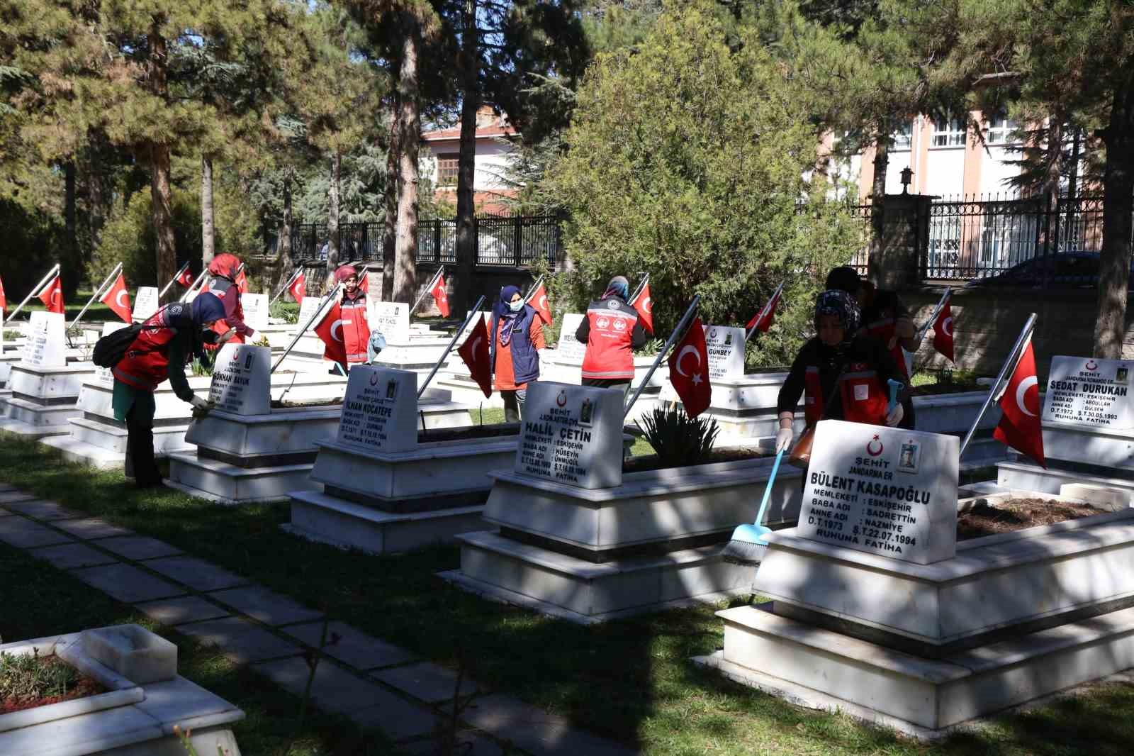 Şehit kabirleri bayram ve anma gününe hazır
