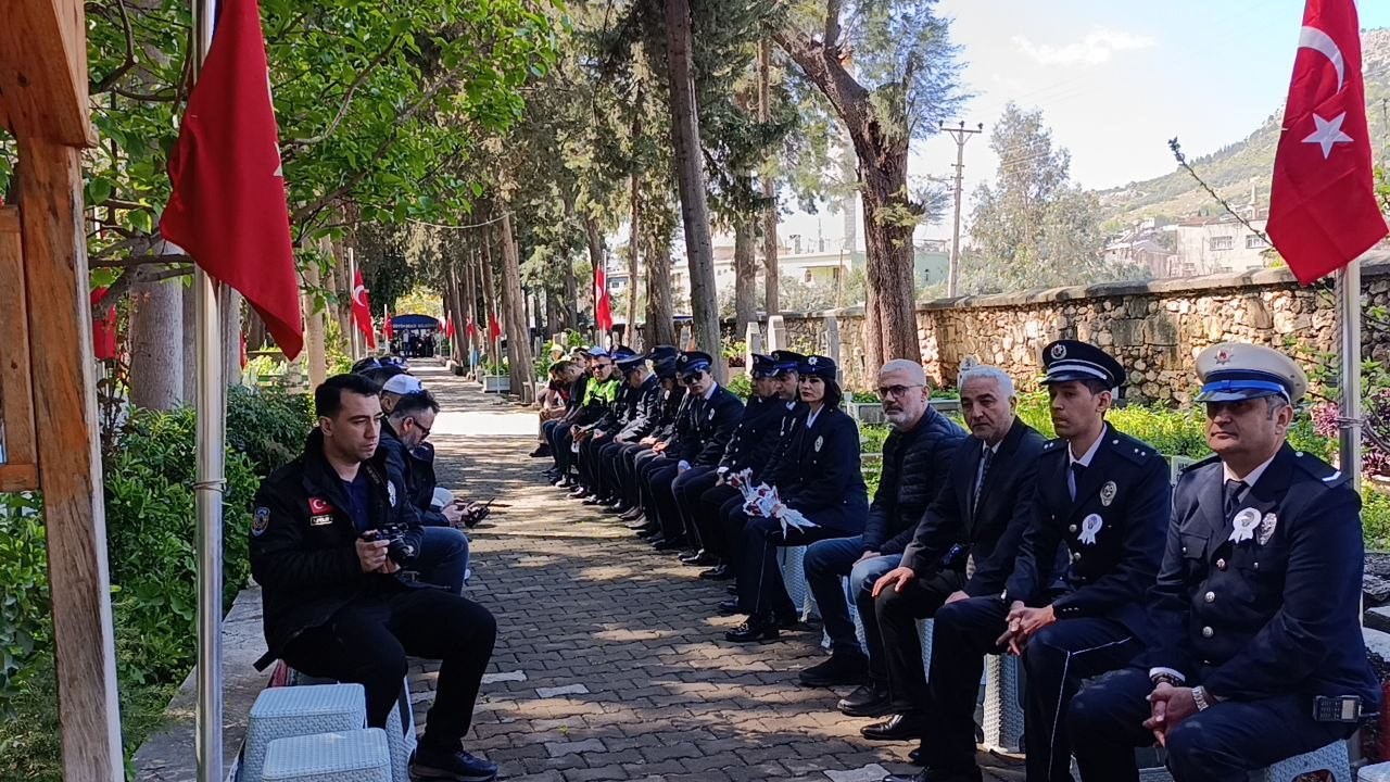 Şehit kızı polisler, babalarını andı
