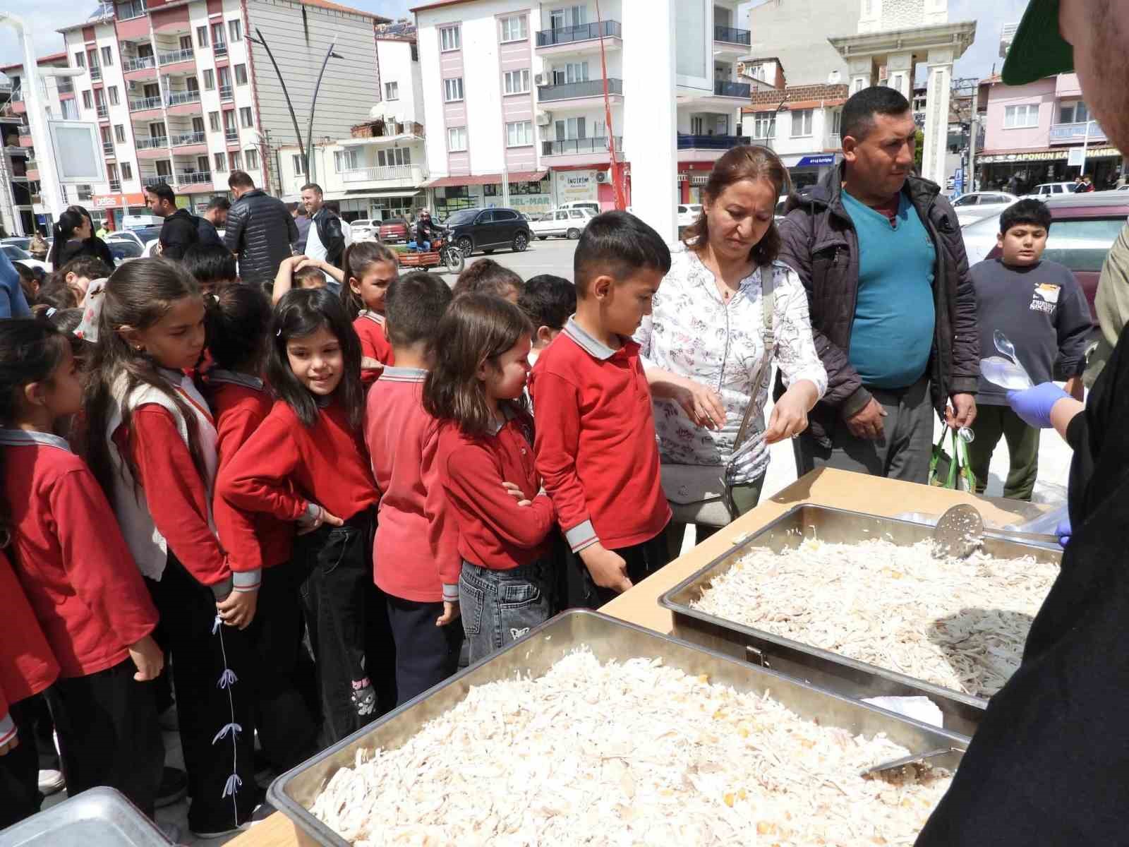Şehit öğretmen ve öğrenciler için Selendi’de duygu dolu hayır
