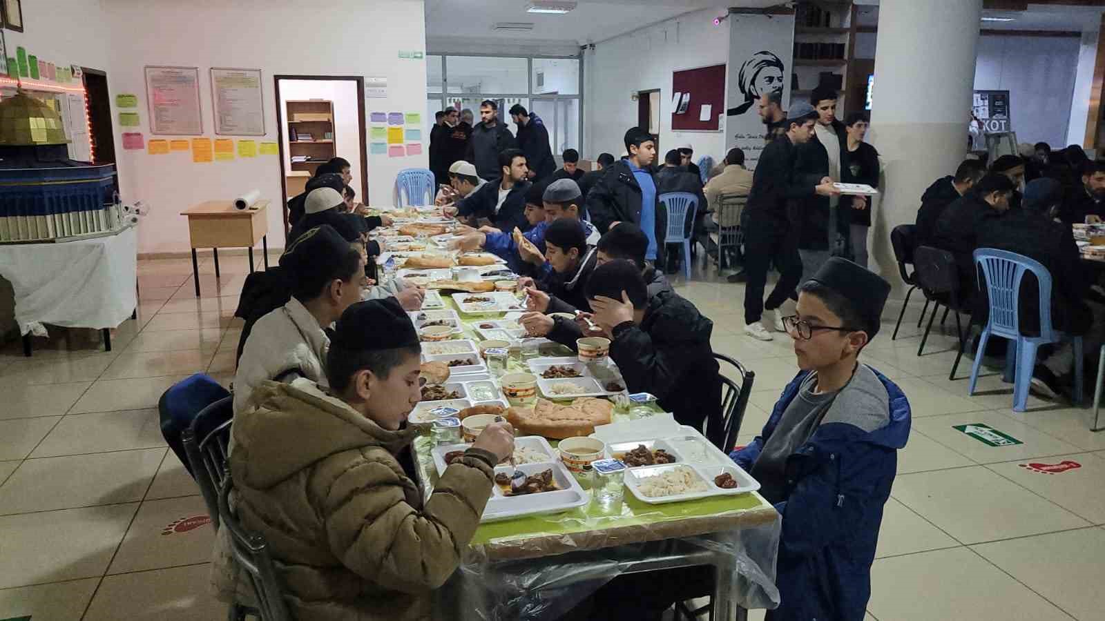 Şehit Özkan Özendi Anadolu İmam Hatip Lisesi’nden açık öğretim öğrencilerine iftar
