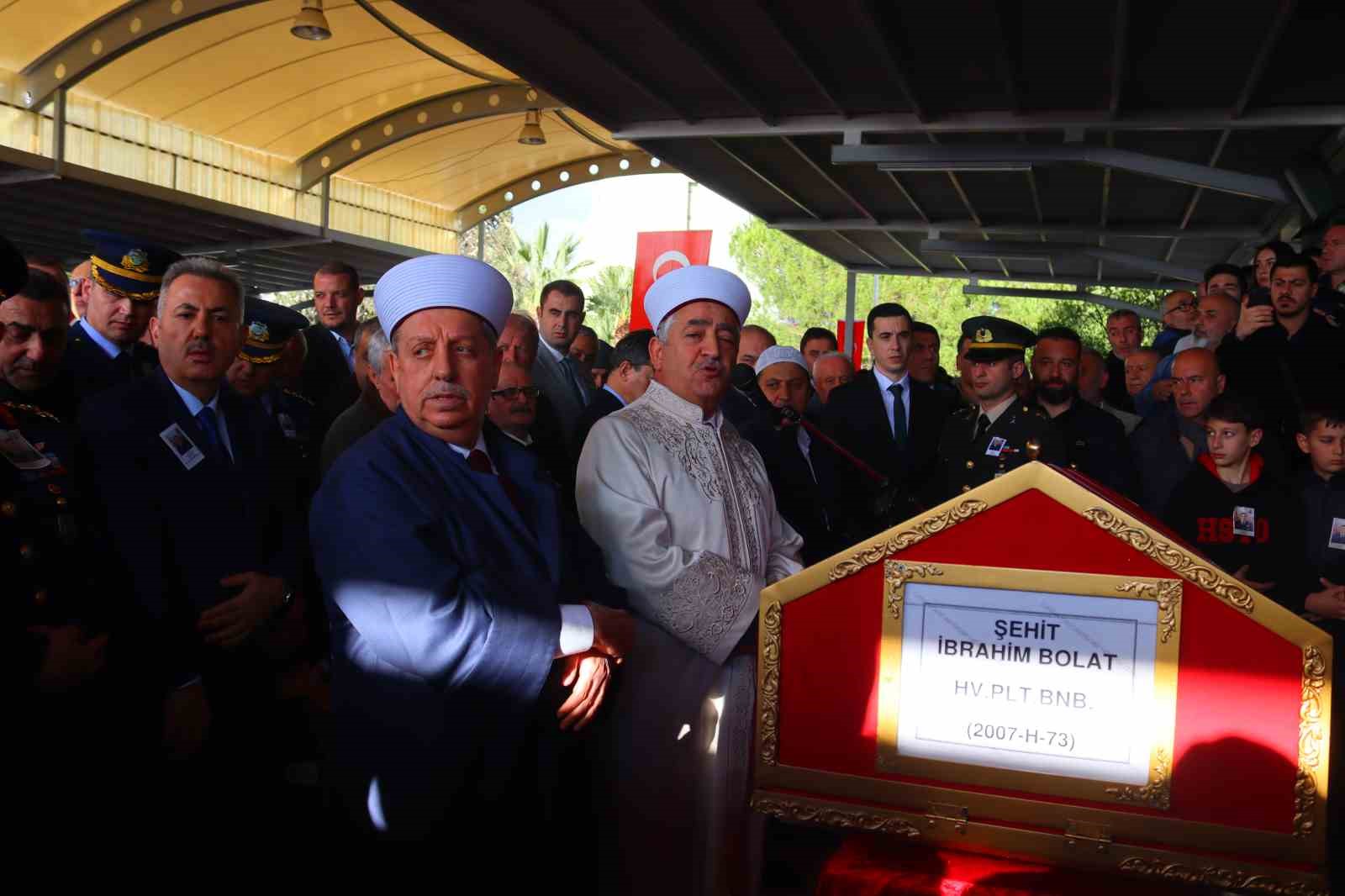 Şehit Pilot Binbaşı İbrahim Bolat İzmir’de son yolculuğuna uğurlandı
