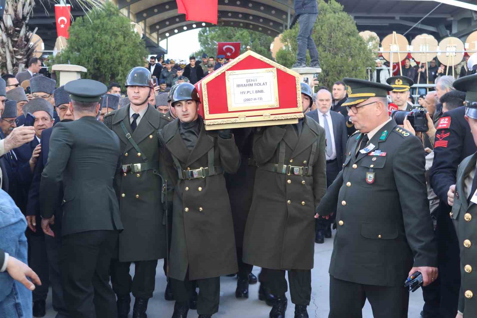 Şehit Pilot Binbaşı İbrahim Bolat İzmir’de son yolculuğuna uğurlandı

