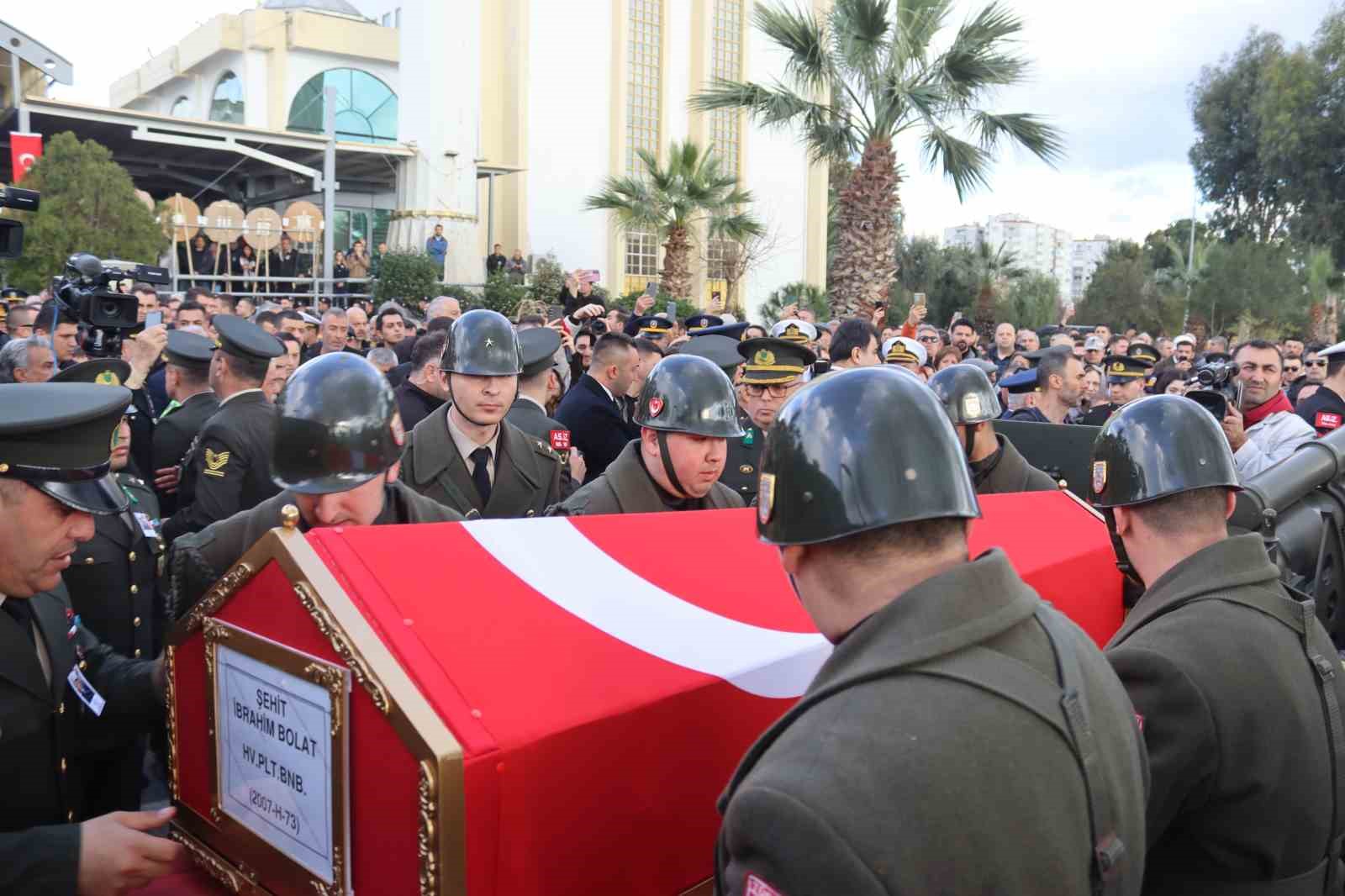 Şehit Pilot Binbaşı İbrahim Bolat İzmir’de son yolculuğuna uğurlandı
