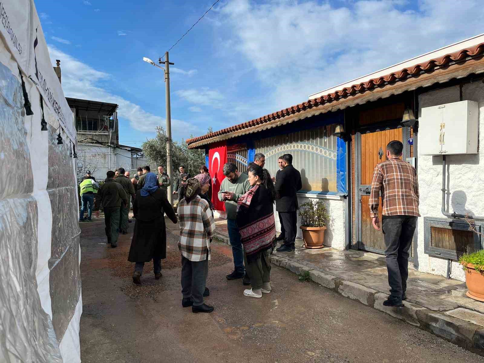 Şehit pilotun İzmir’deki evinde yas
Şehit pilotun İzmir’deki evinde yas