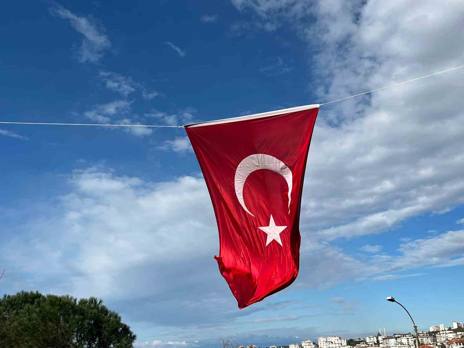 Şehit pilotun İzmir’deki evinde yas
Şehit pilotun İzmir’deki evinde yas