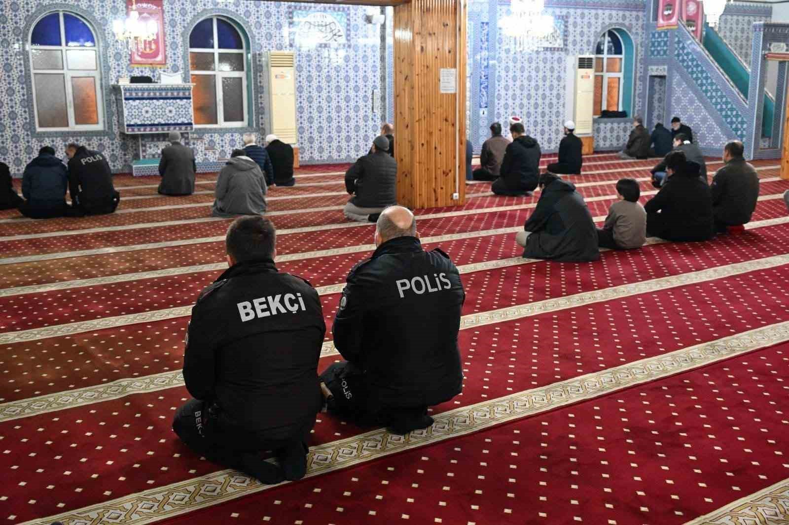 Şehit polis memuru dualarla anıldı
