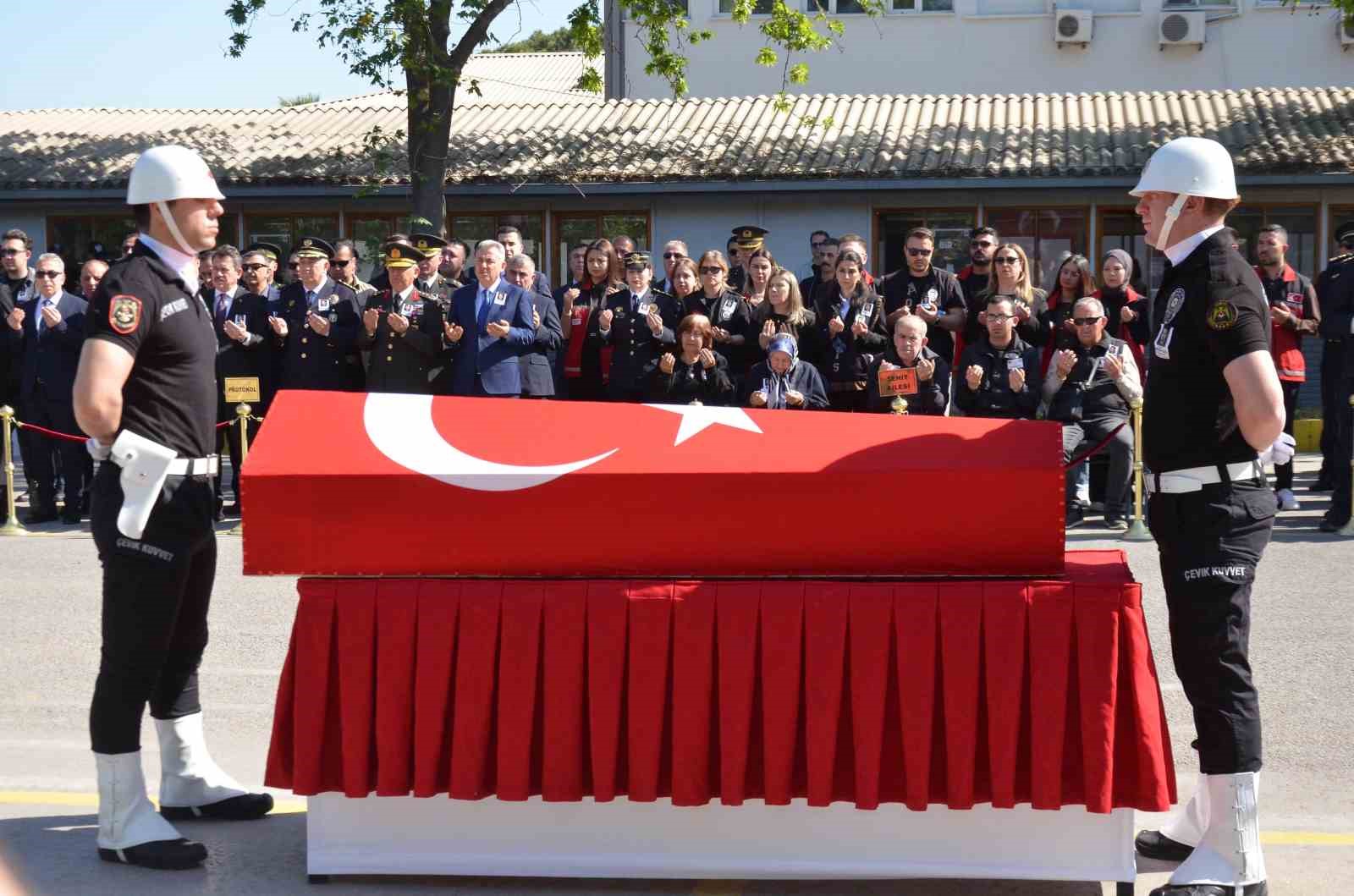 Şehit Polis Serkan Hızlı, İzmir’den dualarla uğurlandı

