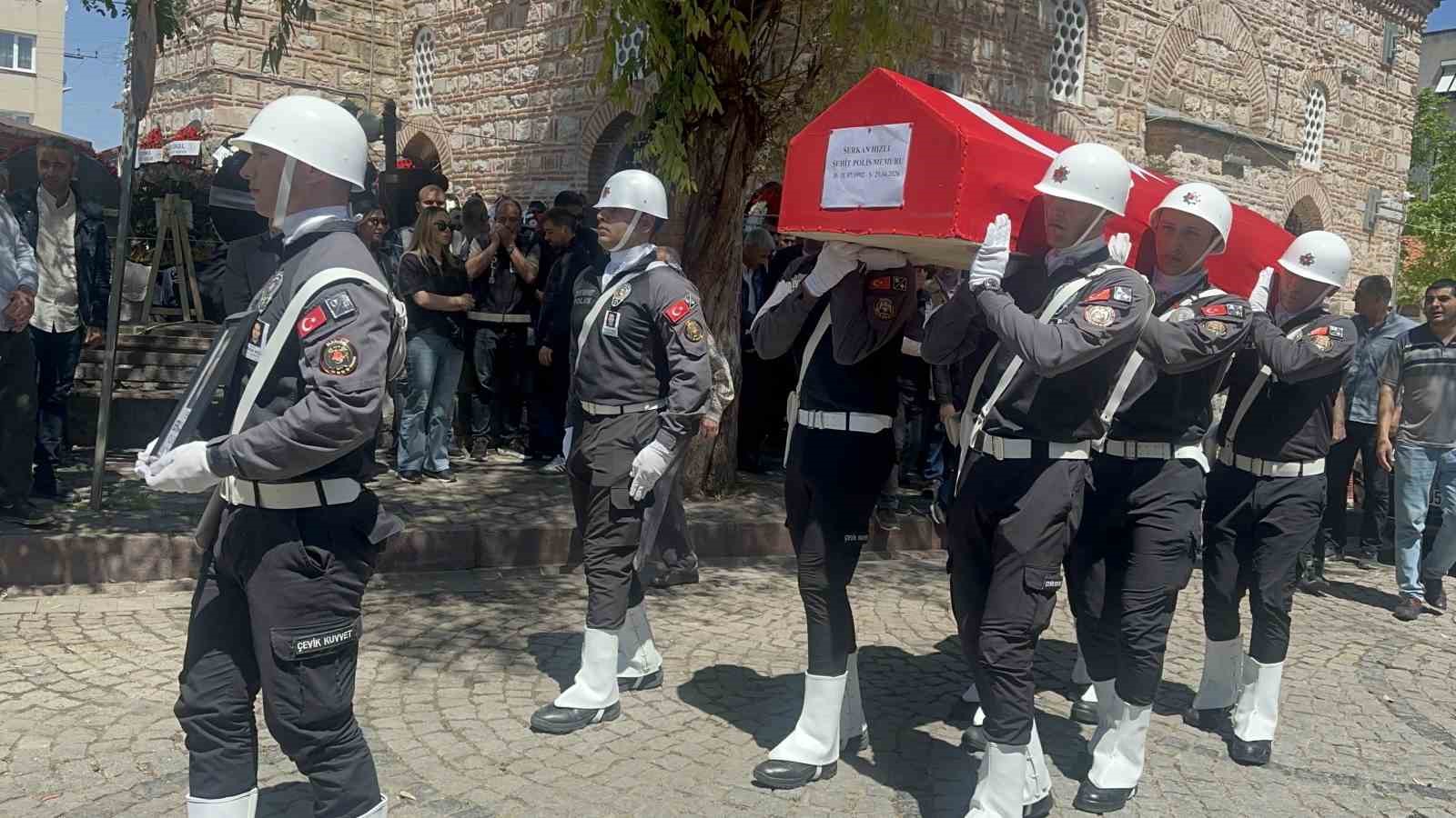 Şehit polisin cenazesinde gözyaşları sel oldu
