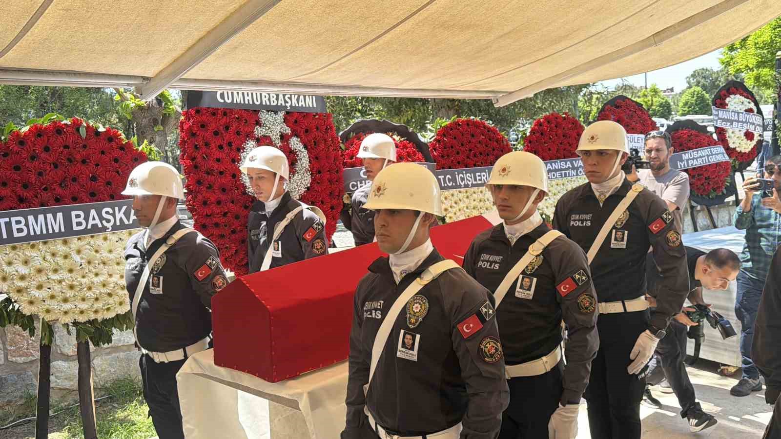 Şehit polisin cenazesinde gözyaşları sel oldu
