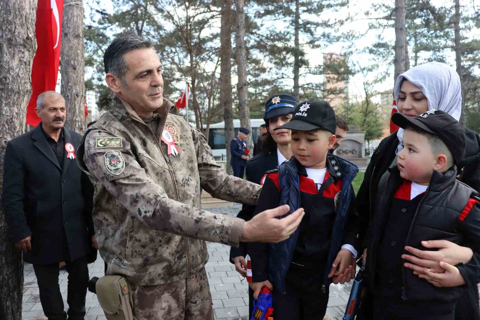 Şehit polisler mezarları başında anıldı
