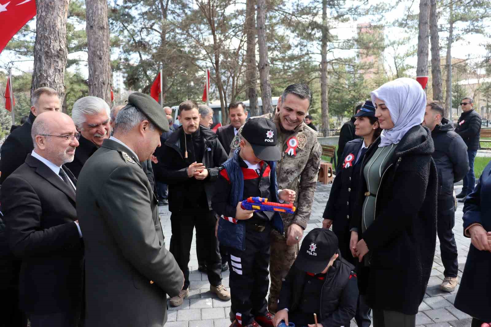 Şehit polisler mezarları başında anıldı
