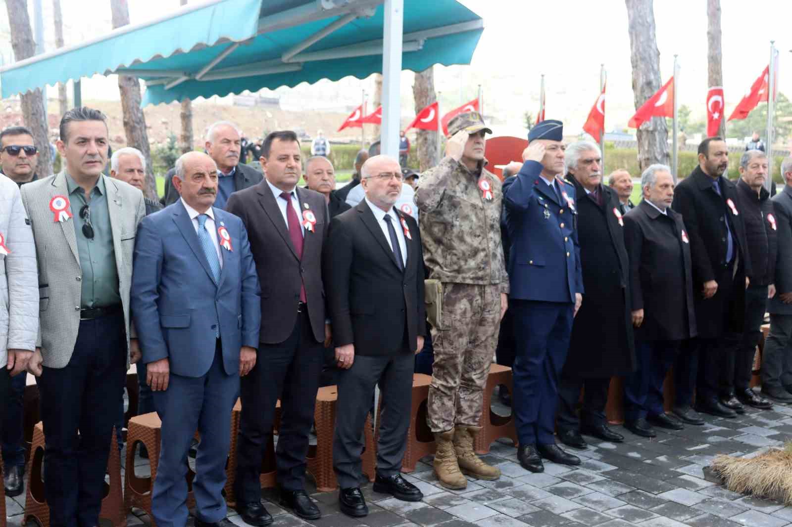 Şehit polisler mezarları başında anıldı
