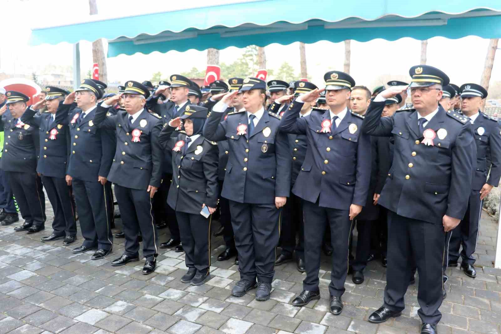 Şehit polisler mezarları başında anıldı
